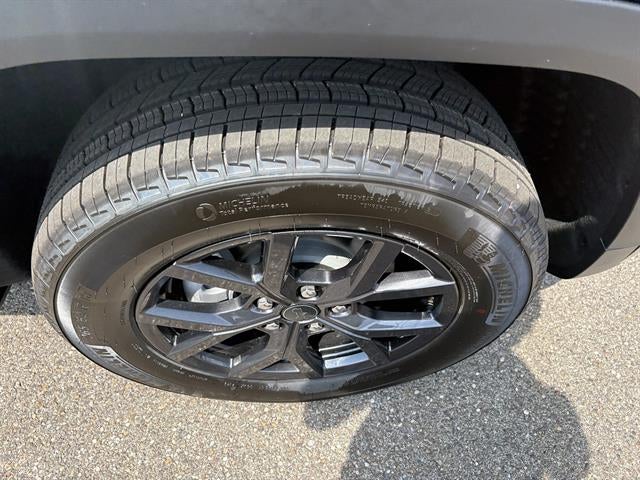2027 Jeep Grand Cherokee Laredo Altitude