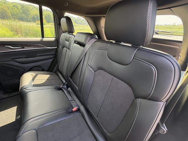 2027 Jeep Grand Cherokee Laredo Altitude