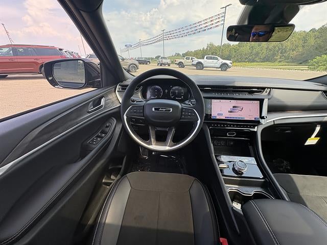2027 Jeep Grand Cherokee Laredo Altitude