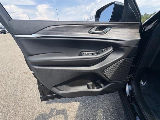 2027 Jeep Grand Cherokee Laredo Altitude