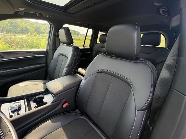2027 Jeep Grand Cherokee Laredo Altitude
