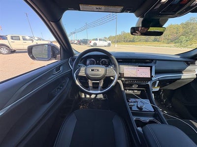 2027 Jeep Grand Cherokee Laredo Altitude