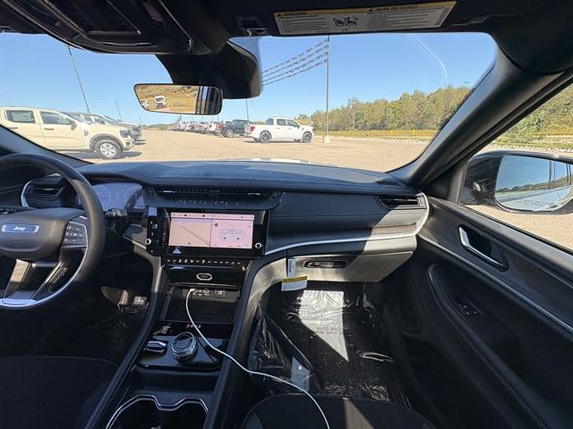 2027 Jeep Grand Cherokee Laredo Altitude