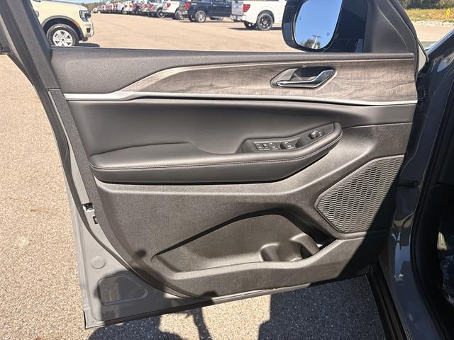 2027 Jeep Grand Cherokee Laredo Altitude
