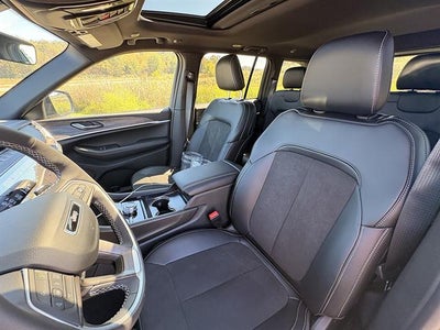2027 Jeep Grand Cherokee Laredo Altitude