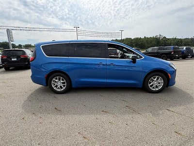 2027 Chrysler Pacifica Select