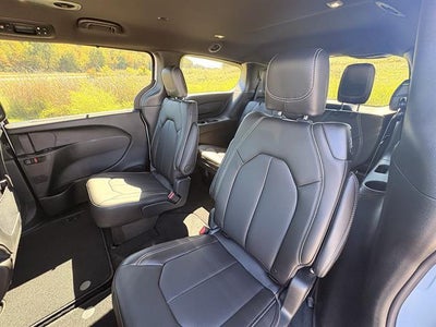 2027 Chrysler Pacifica Select