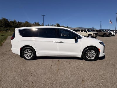 2027 Chrysler Pacifica Select