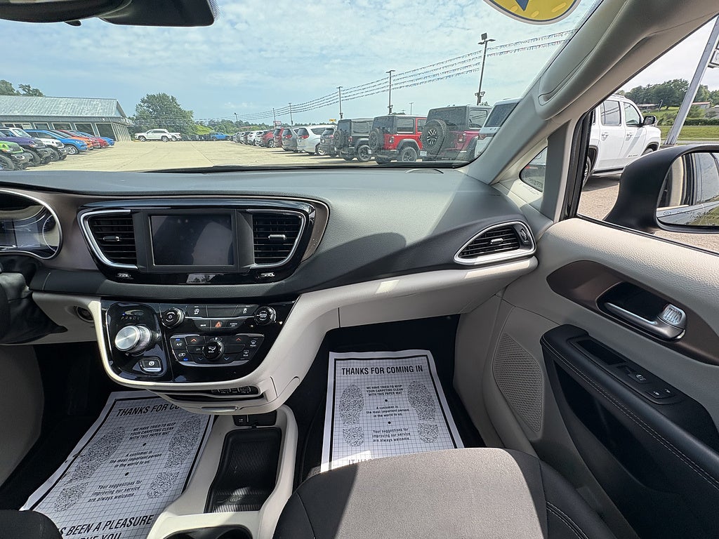 2023 Chrysler Voyager LX