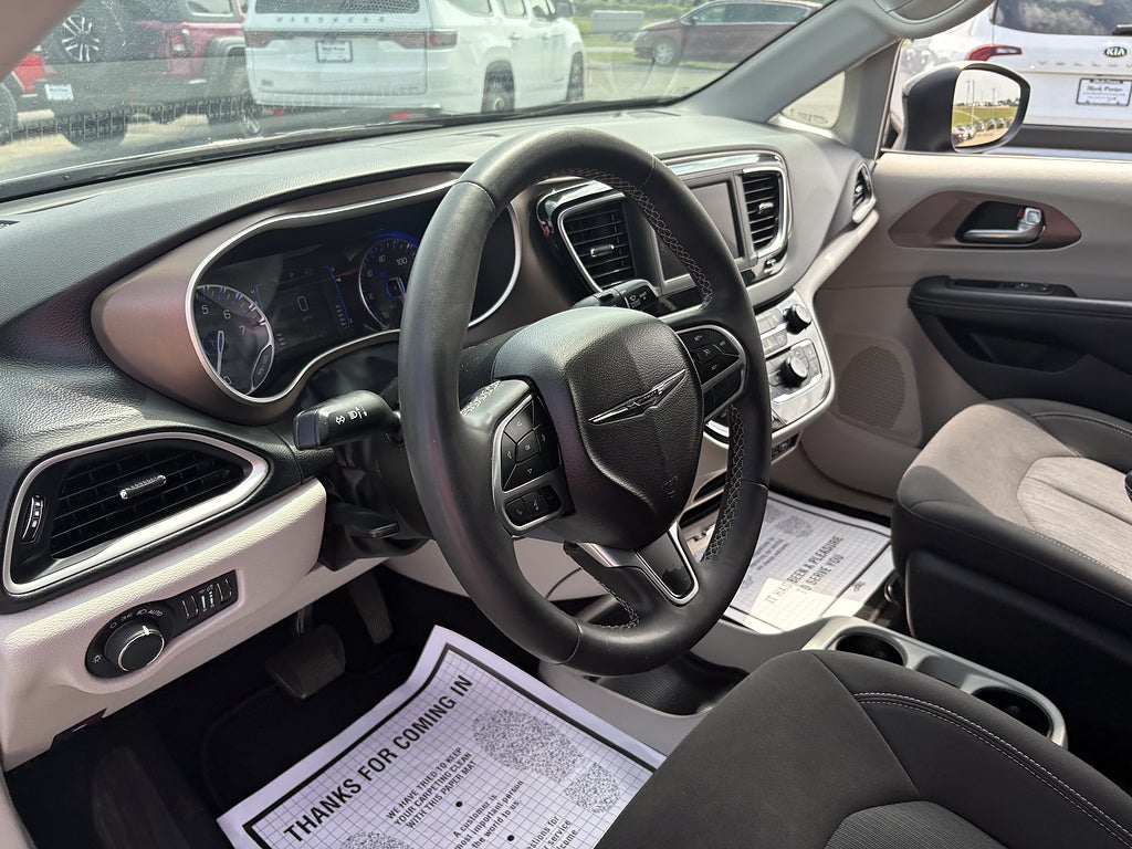 2023 Chrysler Voyager LX