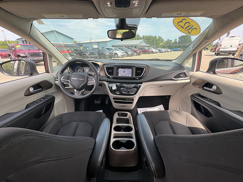 2023 Chrysler Voyager LX