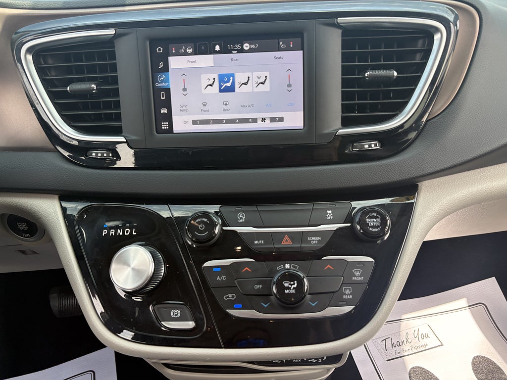 2023 Chrysler Voyager LX