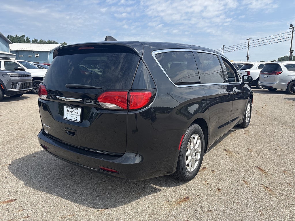 2023 Chrysler Voyager LX
