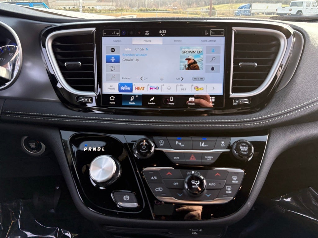 2026 Chrysler Pacifica Select