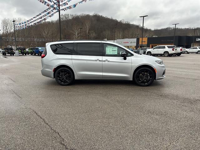 2026 Chrysler Pacifica Select AWD