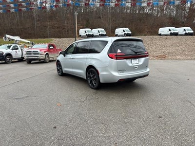 2026 Chrysler Pacifica Select AWD