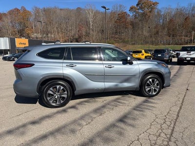 2022 Toyota Highlander XLE FWD (Natl)