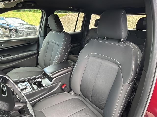 2025 Jeep Grand Cherokee Laredo 4x4