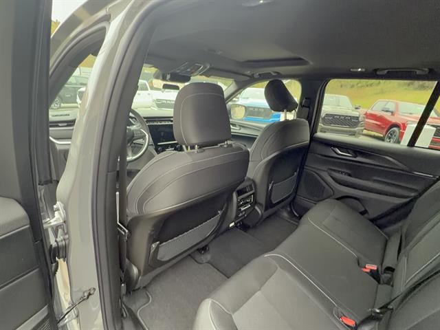 2027 Jeep Grand Cherokee GRAND CHEROKEE LAREDO X 4X4