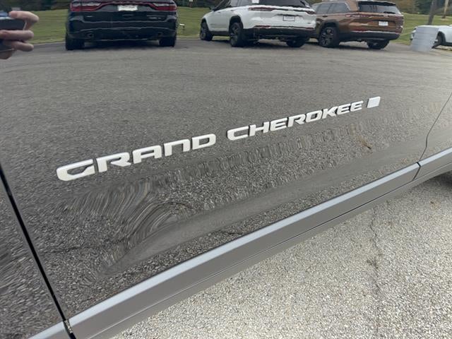 2027 Jeep Grand Cherokee GRAND CHEROKEE LAREDO 4X4