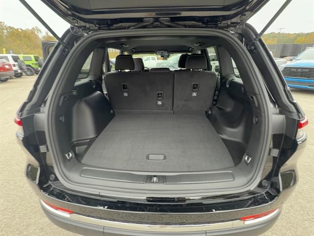 2027 Jeep Grand Cherokee GRAND CHEROKEE LAREDO 4X4