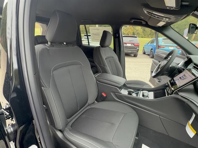 2027 Jeep Grand Cherokee GRAND CHEROKEE LAREDO 4X4