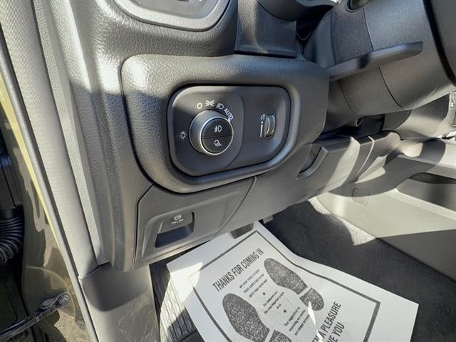2027 RAM Ram 1500 RAM 1500 EXPRESS CREW CAB 4X4 5'7' BOX