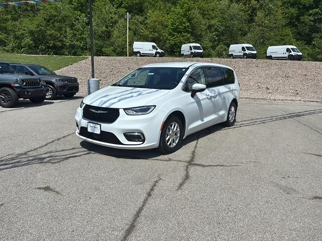 2023 Chrysler Pacifica Touring L's photo